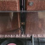Vintage-Plattenspieler mit zwei passenden Lautsprecherboxen