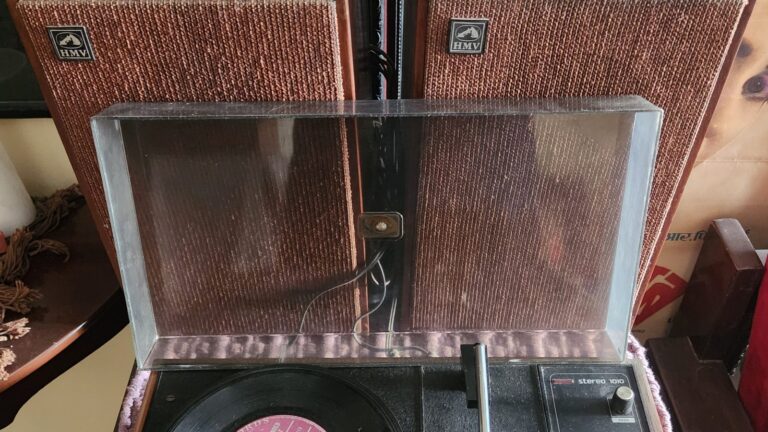 Vintage-Plattenspieler mit zwei passenden Lautsprecherboxen