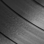 Makroaufnahme der Rillen einer schwarzen Vinyl-Schallplatte