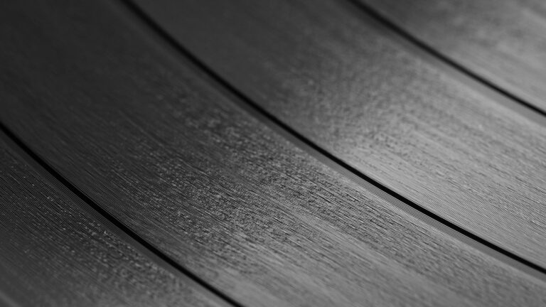 Makroaufnahme der Rillen einer schwarzen Vinyl-Schallplatte