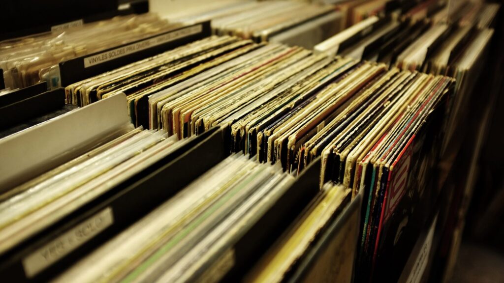 Viele Schallplatten stehen dicht an dicht in Holzkisten