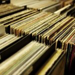 Viele Schallplatten stehen dicht an dicht in Holzkisten