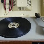 Alter tragbarer Plattenspieler mit aufgeklapptem Deckel